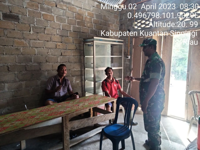 Babinsa Koramil 06/Cerenti Kodim 0302/Inhu Komsos Dengan Warga Binaan Memberikan Pengertian Tentang Pentingnya Menjaga Keamanan Lingkungan Di Desa Kampung Baru Kecamatan Cerenti