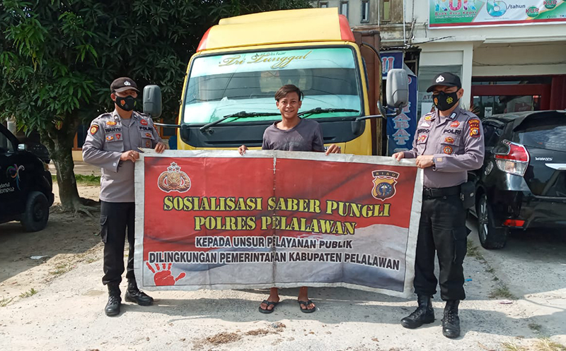 Personel Polsek Bandar Sei Kijang Sosialisasi Saber Pungli ke Sopir Truk