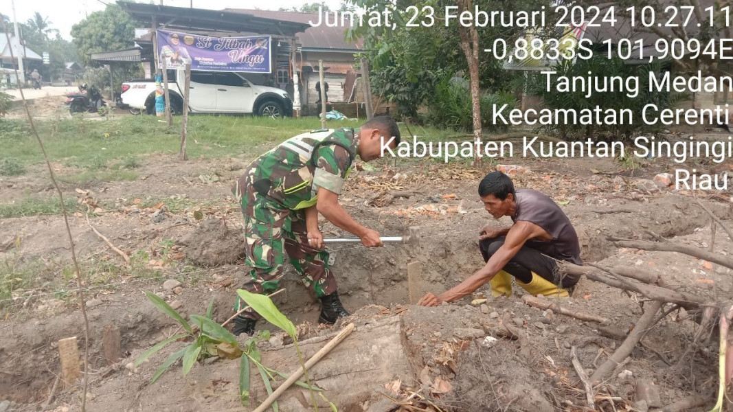 Serda Dumen Siregar Babinsa Koramil 06/Cerenti Kodim 0302/Inhu Bantu Warga Membuat Rumah 