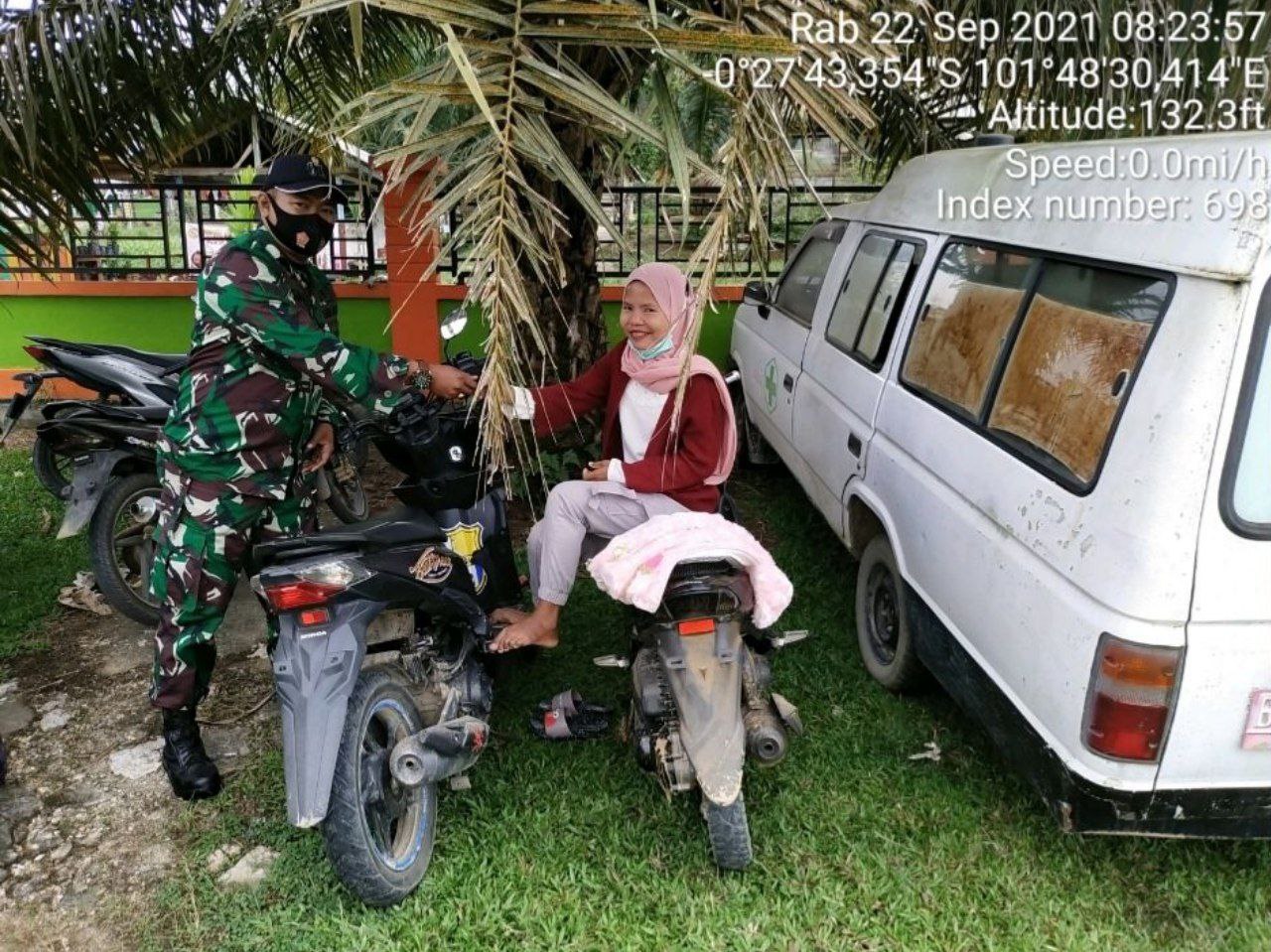 Babinsa Koramil 06/Cerenti Kodim 0302/ Inhu Bagikan Masker Kepada Warga Desa Kampung Baru Koto