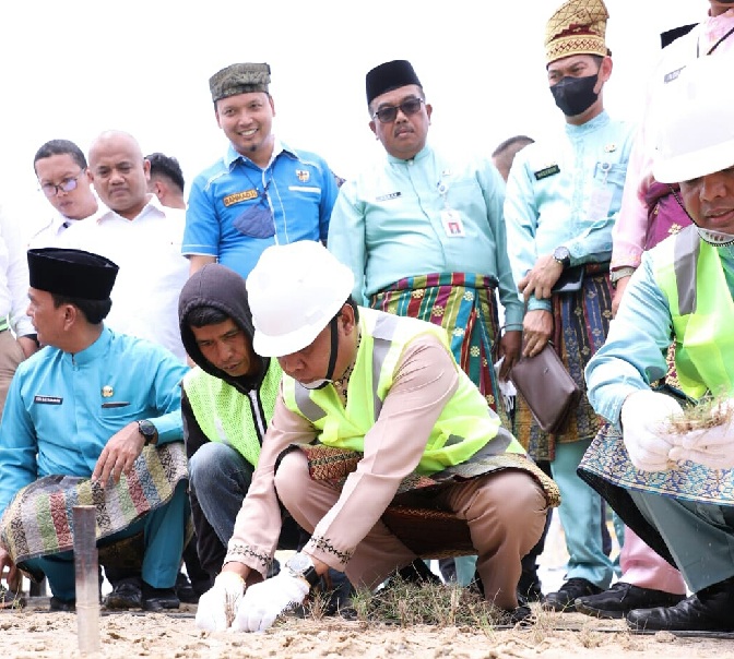 Tanam Rumput Perdana di Kawasan Sport Center, Pj Wako Minta Jaga Fasilitas Olahraga