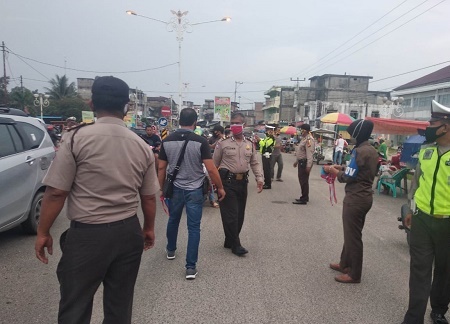Polres Rohul dan Satpol PP Bagi-bagi Masker Gratis