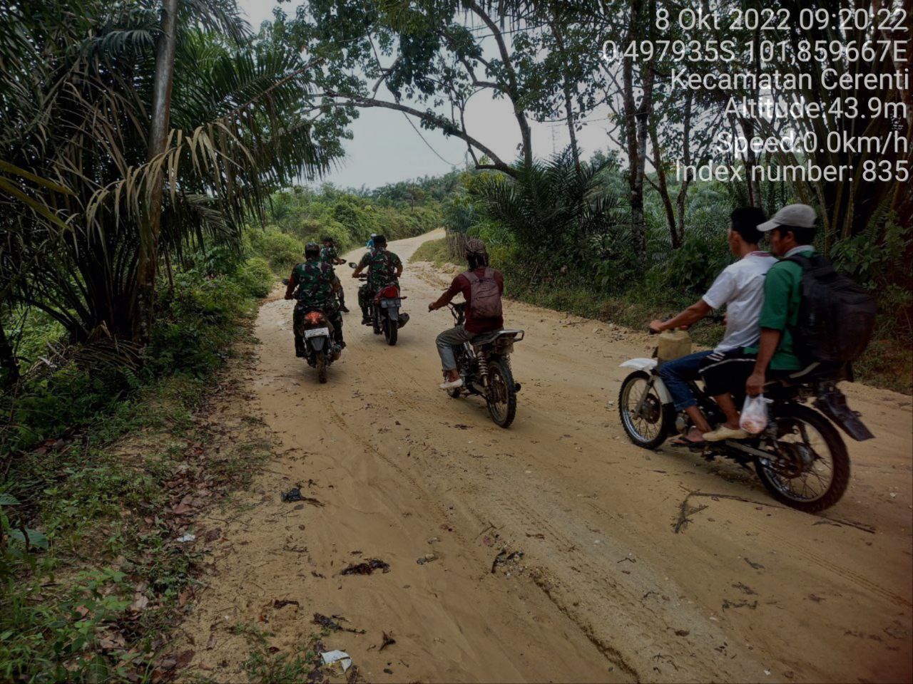 Babinsa Koramil 06/Cerenti Kodim 0302/Inhu,Serda SP Nasution Laksanakan Patroli Untuk Cegah Kebakaran Hutan Dan Lahan di Desa Kampung Baru Kecamatan Cerenti