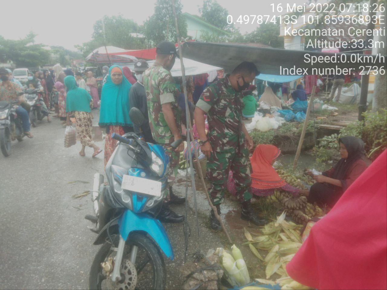 Babinsa Koramil 06/Cerenti Kodim 0302/Inhu, Kopda Junedi dengan Babinsa Lainnya Berikan Sosialisasi Serta Himbauan Kepada Warga Agar Patuhi Prokes Covid-19