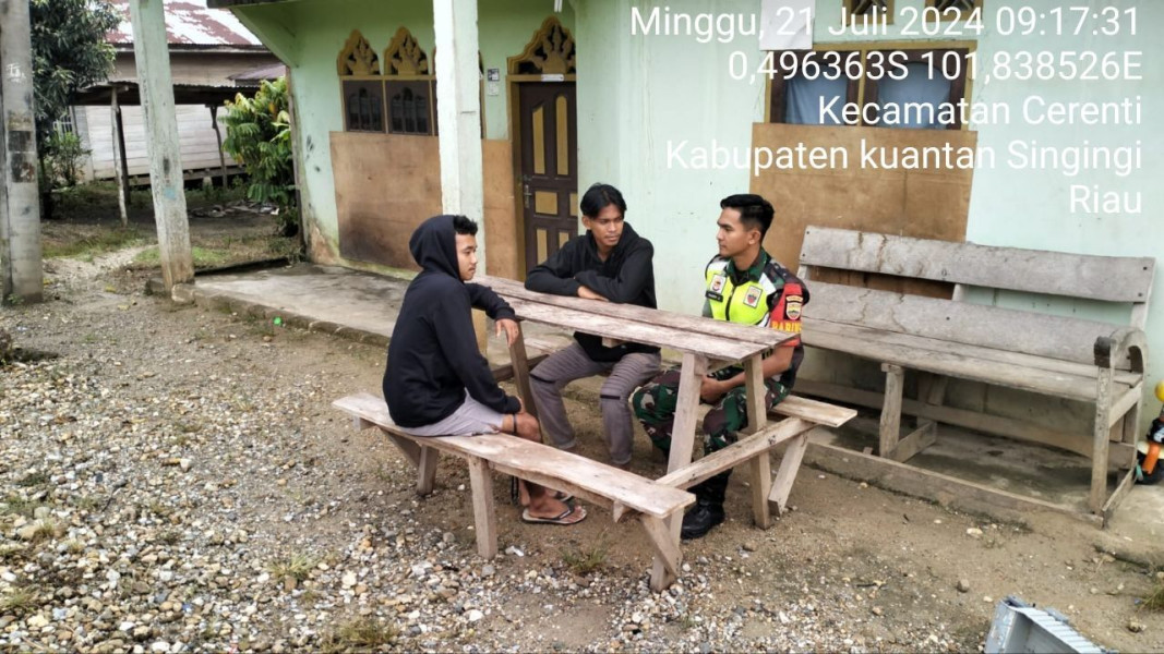 Pratu Dandy Zulfahmi Babinsa Koramil 06/ Cerenti Kodim 0302/Inhu  Melakukan Kegiatan Komsos Dengan Masyarakat  Desa Binaan