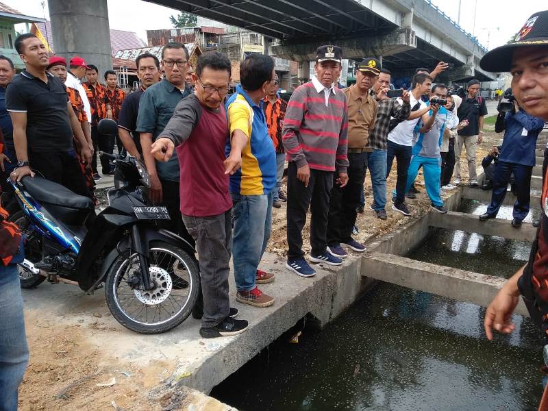 Kritik Proyek Drainase di Bawah Jembatan Siak III, Walikota Firdaus: Bongkar!