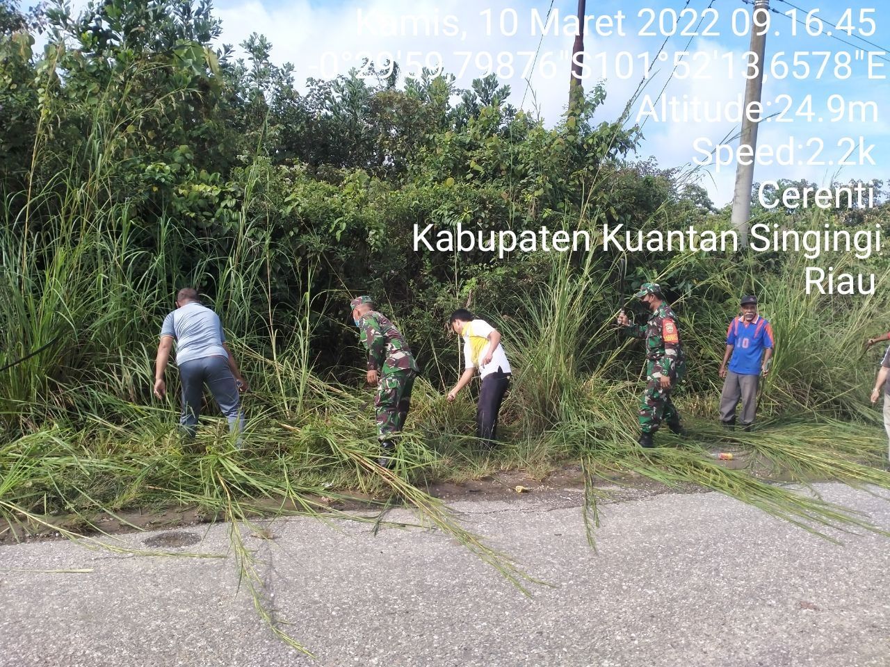 Bangun Keakraban Babinsa Koramil 06/Cerenti Dim 0302/Inhu Bantu Pembersihan Lingkungan Desa Kampung Baru Kecamatan Cerenti Kabupaten Kuansing