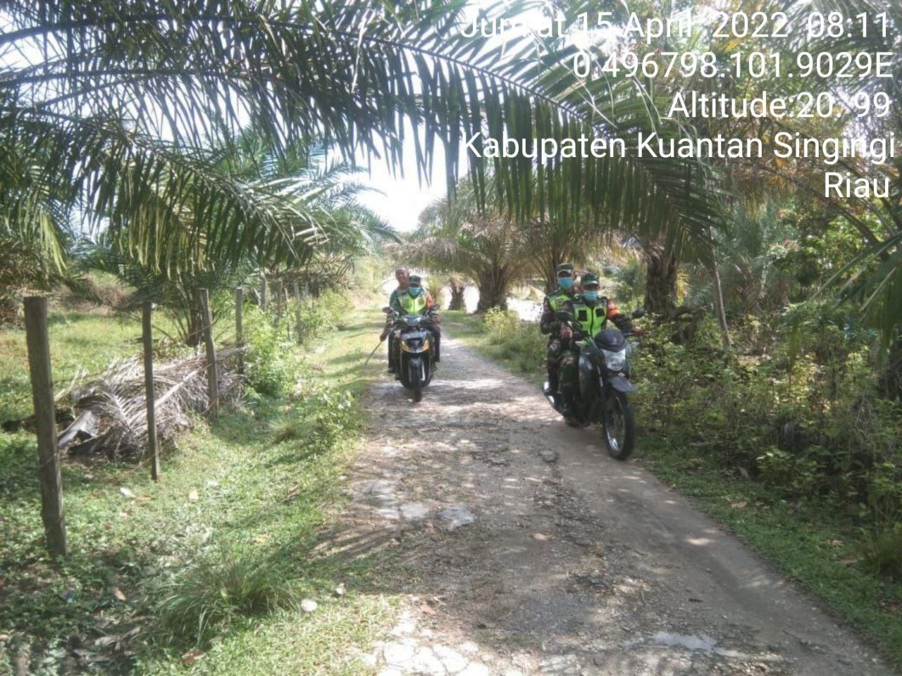 Babinsa Koramil 06/ Cerenti Dim 0302/ Inhu Melaksanakan Patroli dan Sosialisasi Kepada Masyarakat Di Desa Seberang Pulau Busuk Kecamatan Inuman Kabupaten Kuansing