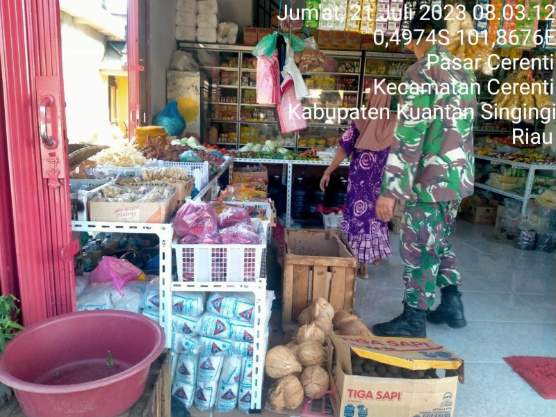 Di Pasar Tradisional Kecamatan Cerenti Babinsa Koramil 06/Cerenti Kodim 0302/Inhu Pantau Perkembangan Harga Kebutuhan Pokok
