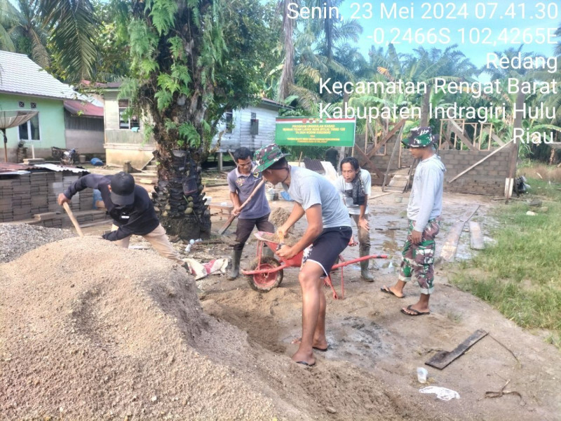 Di Desa Redang Babinsa Membantu Pelaksanaan Program TMMD Ke-120 Kodim 0302/Inhu Bangun Rumah Layak Huni 