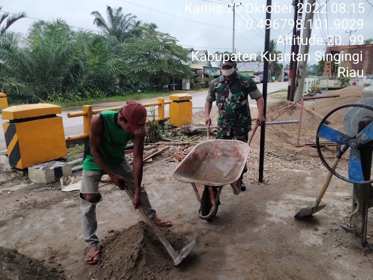 Babinsa Koramil 06/Cerenti Kodim 0302/Inhu Bantu Masyarakat Desa Binaan Merehap Rumah di Desa Tanjung Medan 