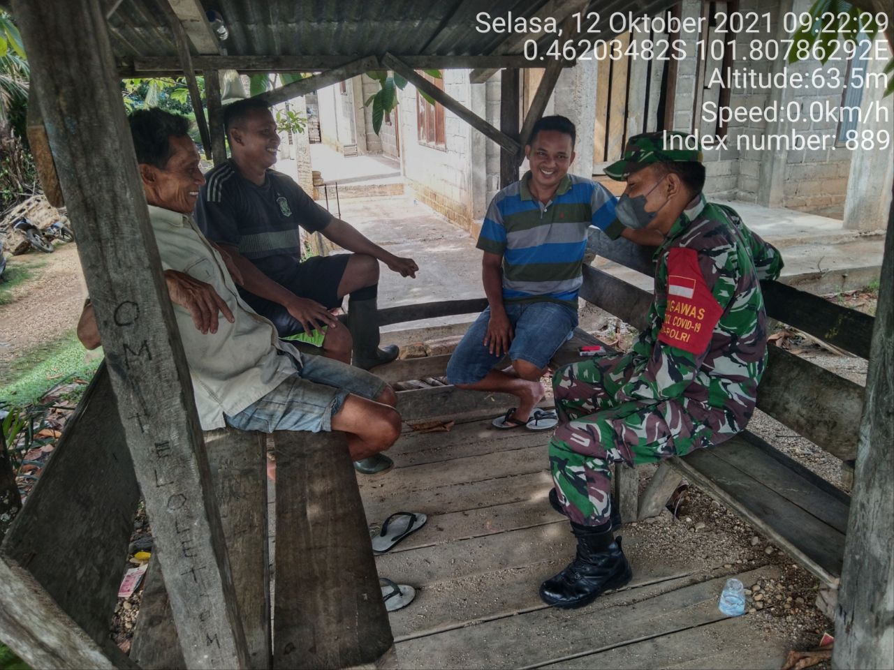 Bintara Pembina Desa Koramil 06/Cerenti Dim 0302 Inhu Melakukan Komsos Bersama Warga Desa Koto Inuman