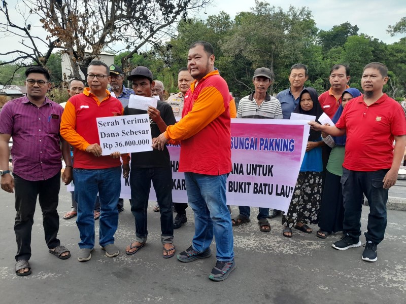 Peduli Sesama, Masyarakat Tionghoa Bukit Batu Salurkan Bantuan Rp36 Juta untuk Korban Kebakaran