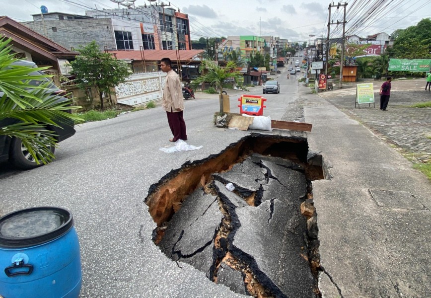 Jalan Lobak di Kecamatan Binawidya Kembali Amblas, Warga Minta Perbaikan Segera