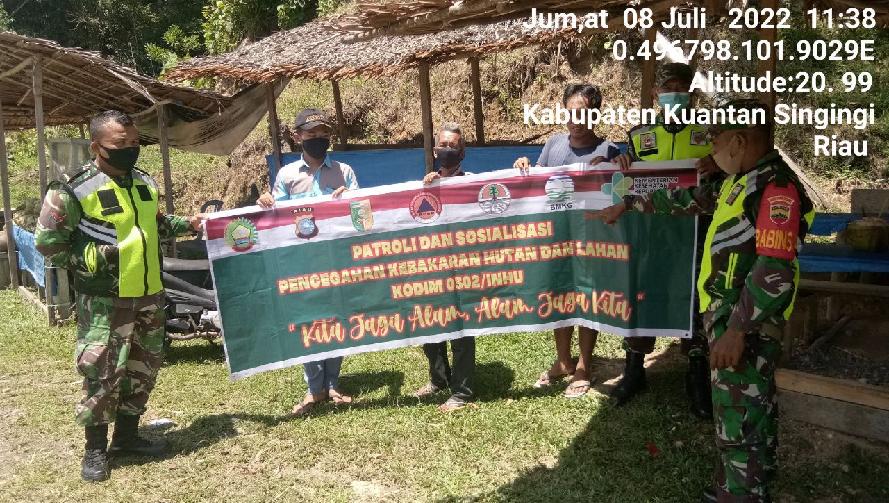 Tingkatkan Pengawasan Karlahut, Babinsa Koramil 06/Cerenti Dim 0302/Inhu Laksanakan Patroli Sosialisasi Kepada Masyarakat di Desa Pesikaian Kecamatan Cerenti