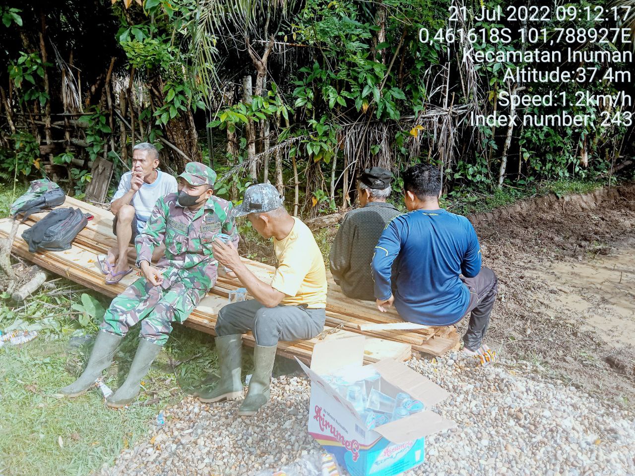 Babinsa Koramil 06/Cerenti  Dim 0302/Inhu Komsos Dengan Warga Desa Pulau Sipan Kecamatan Inuman