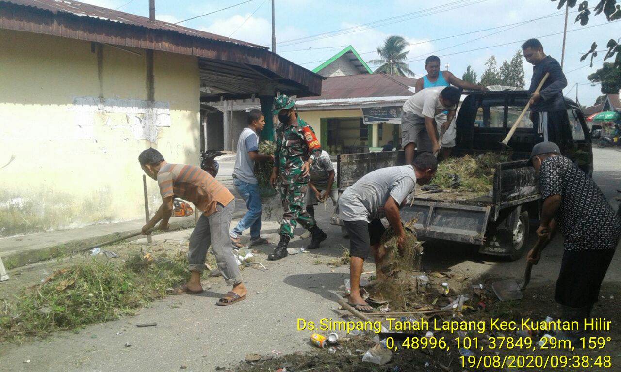 Serma MuhardiAnggota Koramil 07/Kuantan Hilir Dim 0302/Inhu  Gotong Royong Membersihkan Pinggiran Jalan