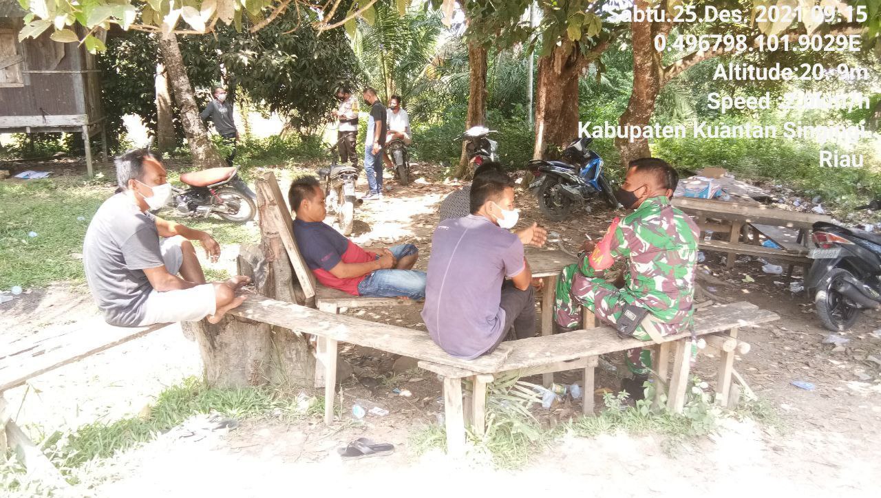 Babinsa Koramil 06/Cerenti Kodim 0302/Inhu Komsos Dengan Warga Binaan Wujud Keakraban Dan Kedekatan di Pulau Panjang Cerenti