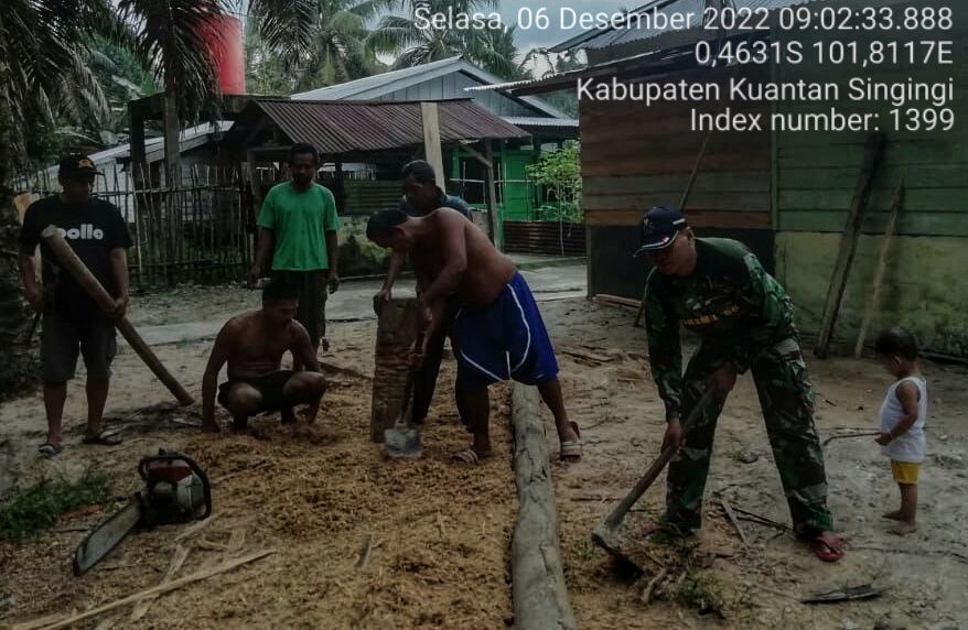 Di Desa Tanjung Medan Kecamatan Cerenti Babinsa Koramil 06 /Cerenti Kodim 0302/ Inhu Gotong Royong Bersama Warga