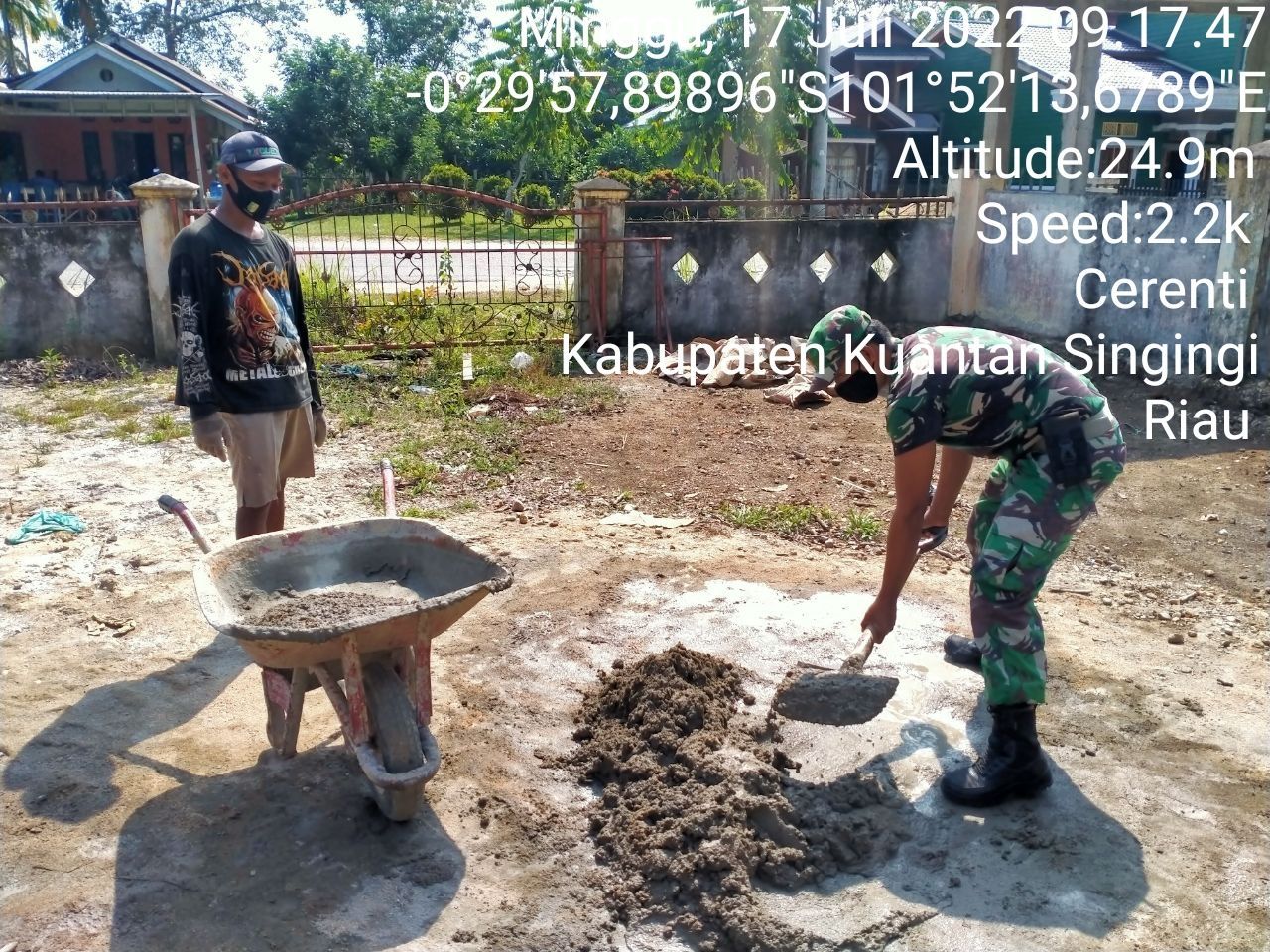 Jalin Kebersamaan, Babinsa Koramil 06/ Cerenti Gotong Royong Bersama Warga Untuk Membangun Mushola di Kampung Baru Cerenti