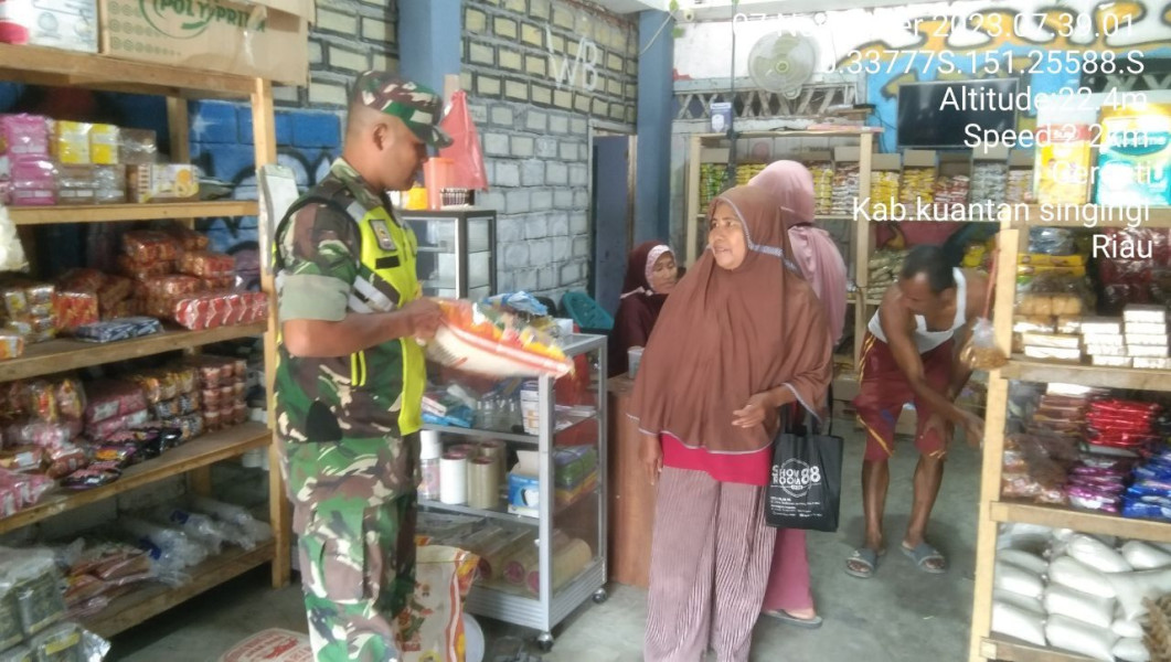 Setiap Hari, Babinsa Koramil 06/Cerenti Kodim 0302/Inhu Pantau Perkembangan Harga Kebutuhan Pokok Di Wilayah Kecamatan Cerenti Pasar Maupun Toko-toko Sembako