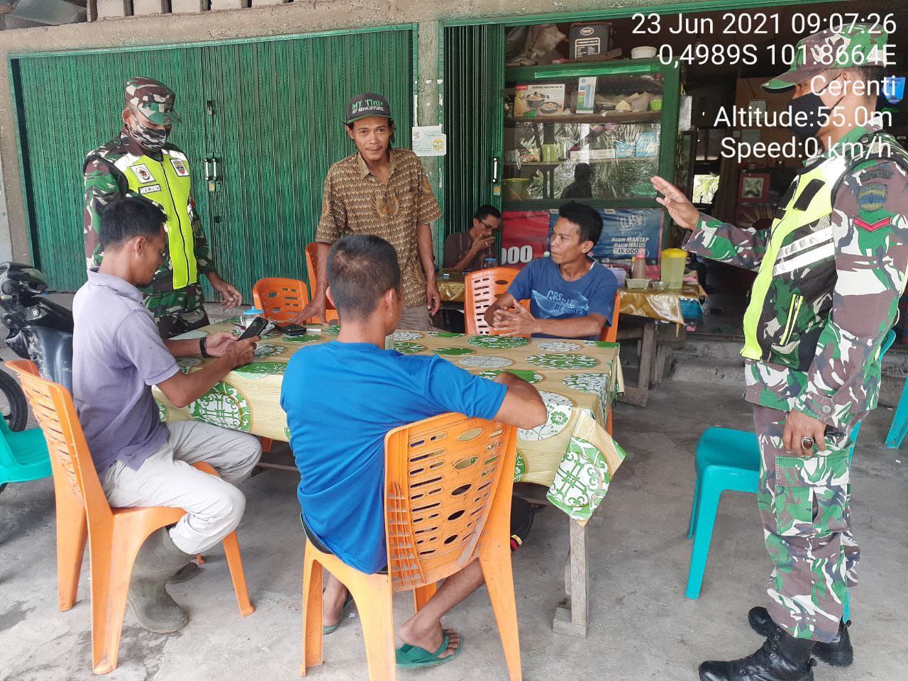 Babinsa Koramil 06/Cerenti,  Kodim 0302/Inhu Himbau Warga  Penegakkan Protokol Kesehatan di Desa Kampung Baru