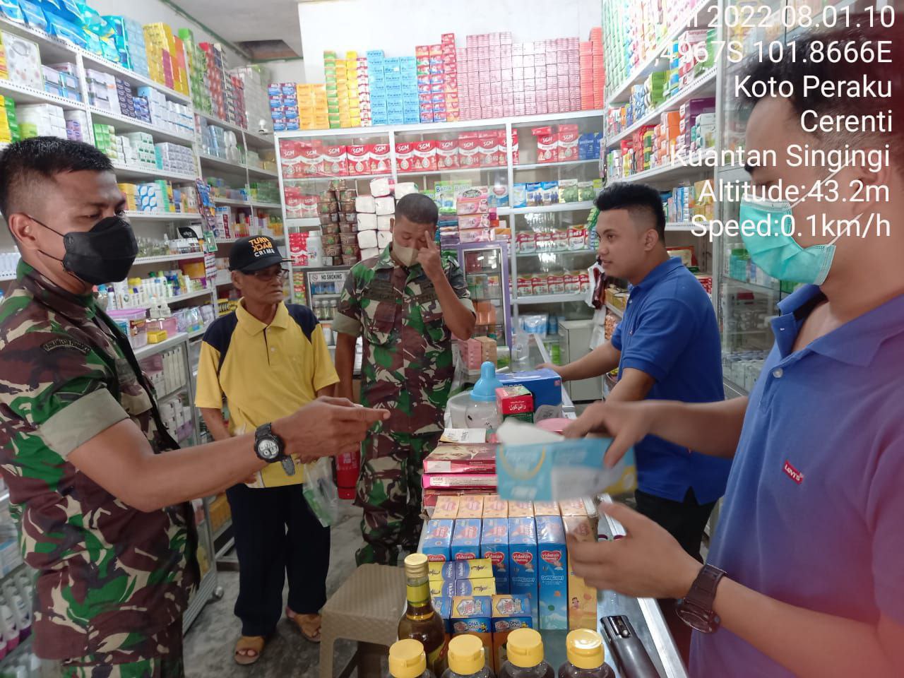 Babinsa Koramil 06/Cerenti Kodim 0302/Inhu Himbau Warga Untuk Patuhi Prokes Covid-19 Saat Diluar Rumah Maupun Saat Berinteraksi