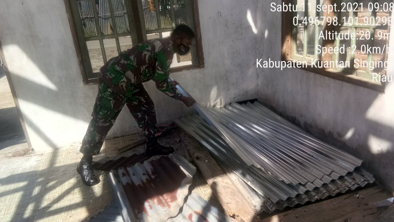 Bahu Membahu Ciptakan Kebersamaan, Babinsa Koramil 06/Cerenti Dim 0302/Inhu Bantu Pemasangan Atap Rumah Warga