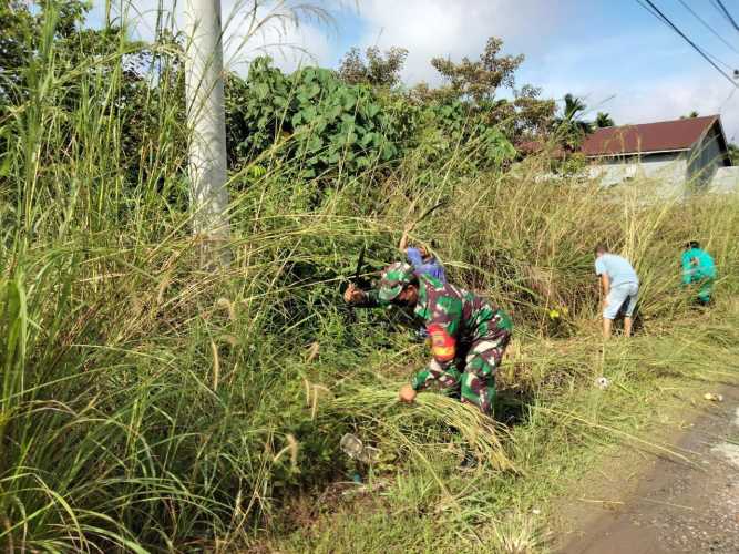 Jalin Silaturahmi dan Kebersamaan Babinsa Koramil 06/Cerenti Kodim 0302/Inhu Laksanakan Gotong Royong Bersama Warga Untuk Membersihkan Lingkungan Di Desa Binaan