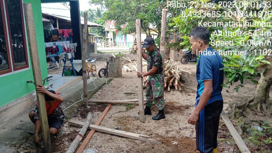 Kopda Junedi Anggota Babinsa Koramil 06/Cerenti Kodim 0302/Inhu Gotong Royong Di Desa Bedeng Sikuran Di Desa Pancasila