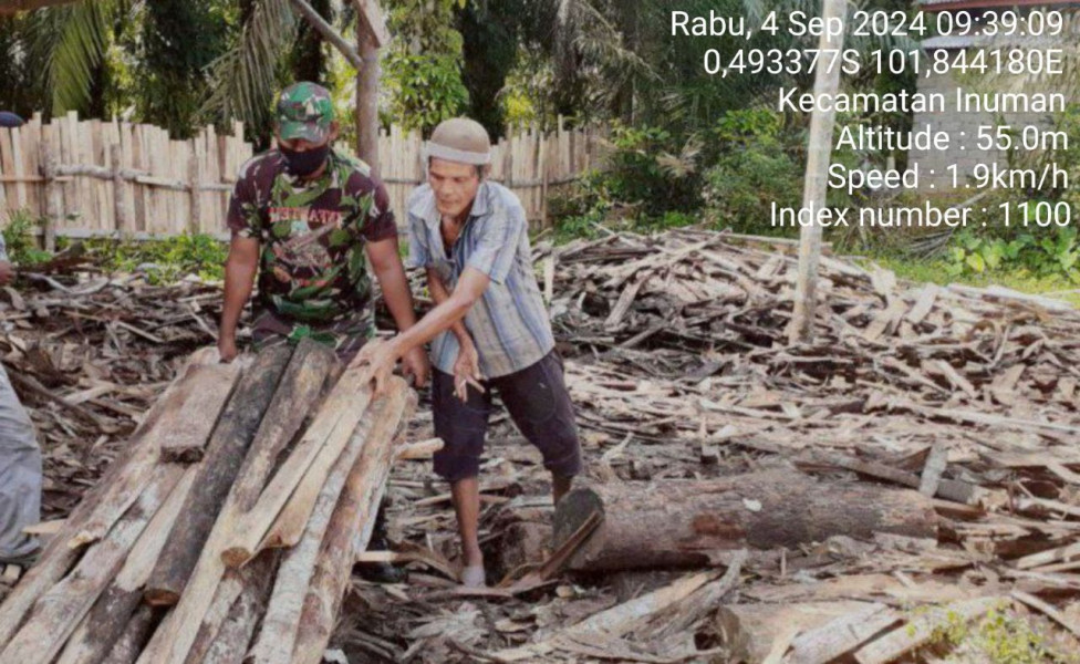 Di Desa Bedeng Sikuran Kecamatan Inuman, Babinsa Koramil 06/ Cerenti Kodim 0302/Inhu Bantu Angkat Kayu Bakar Untuk Warga