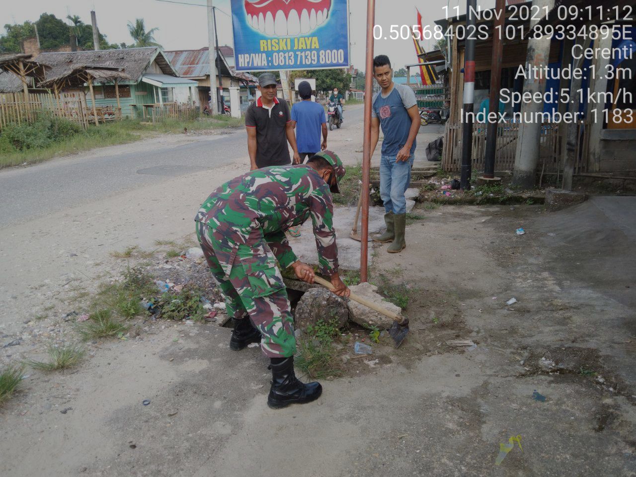 Babinsa Koramil 06/Cerenti Bersama Masyarakat Membantu Pembersihan Gorong-Gorong di Desa Kampung Baru Timur