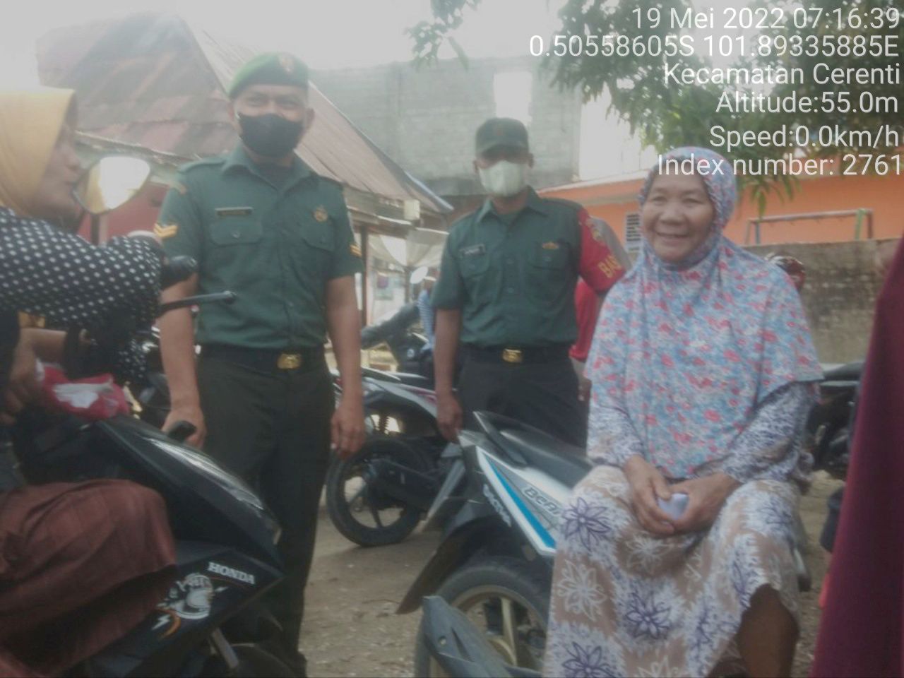 Kopda Junedi Dan Babinsa Koramil 06/Cerenti Kodim 0302/Inhu Lainnya  Berikan Sosialisasi Serta Himbauan Kepada Warga Agar Patuhi Prokes Covid-19 di Binaan