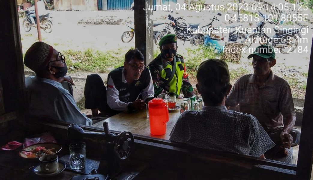 Babinsa Koramil 06 /Cerenti Kodim 0302/ Inhu Sertu Heriyus Saputera Komsos Dengan  Warga  Desa Bedeng Sikuran Kecamatan Inuman