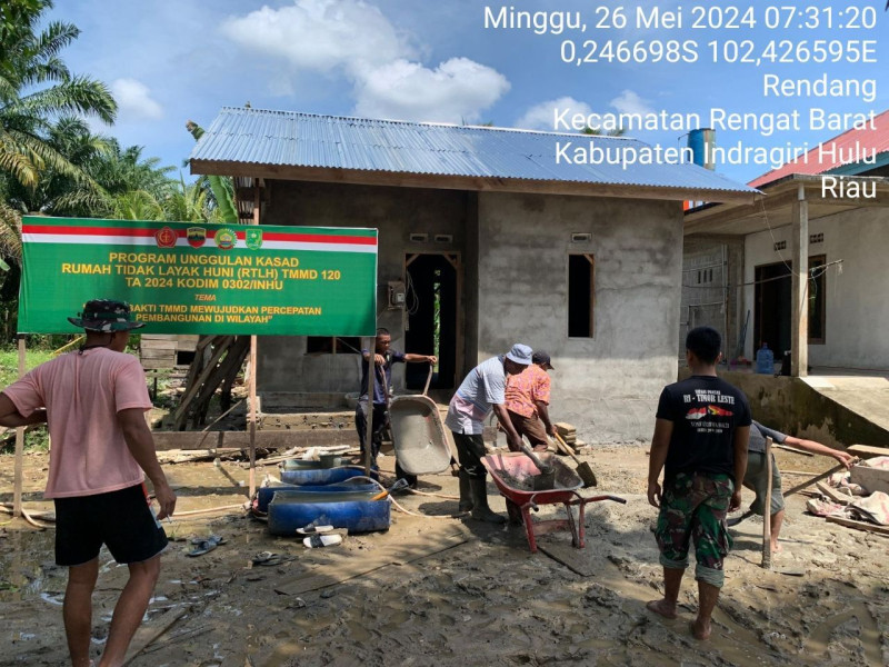 Babinsa Membantu Pelaksanaan Program Satgas TMMD Ke-120 Kodim 0302/Inhu Di Desa Redang Dalam Kegiatan Pembangunan Rumah