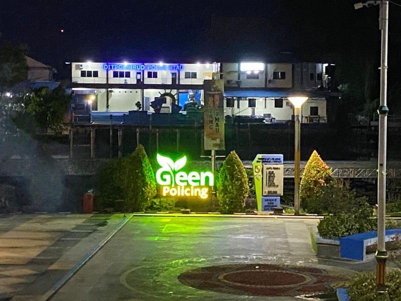 Dukung Kota Hijau, Polda Riau Pasang Akrilik Green Policing di 10 Titik Strategis Pekanbaru