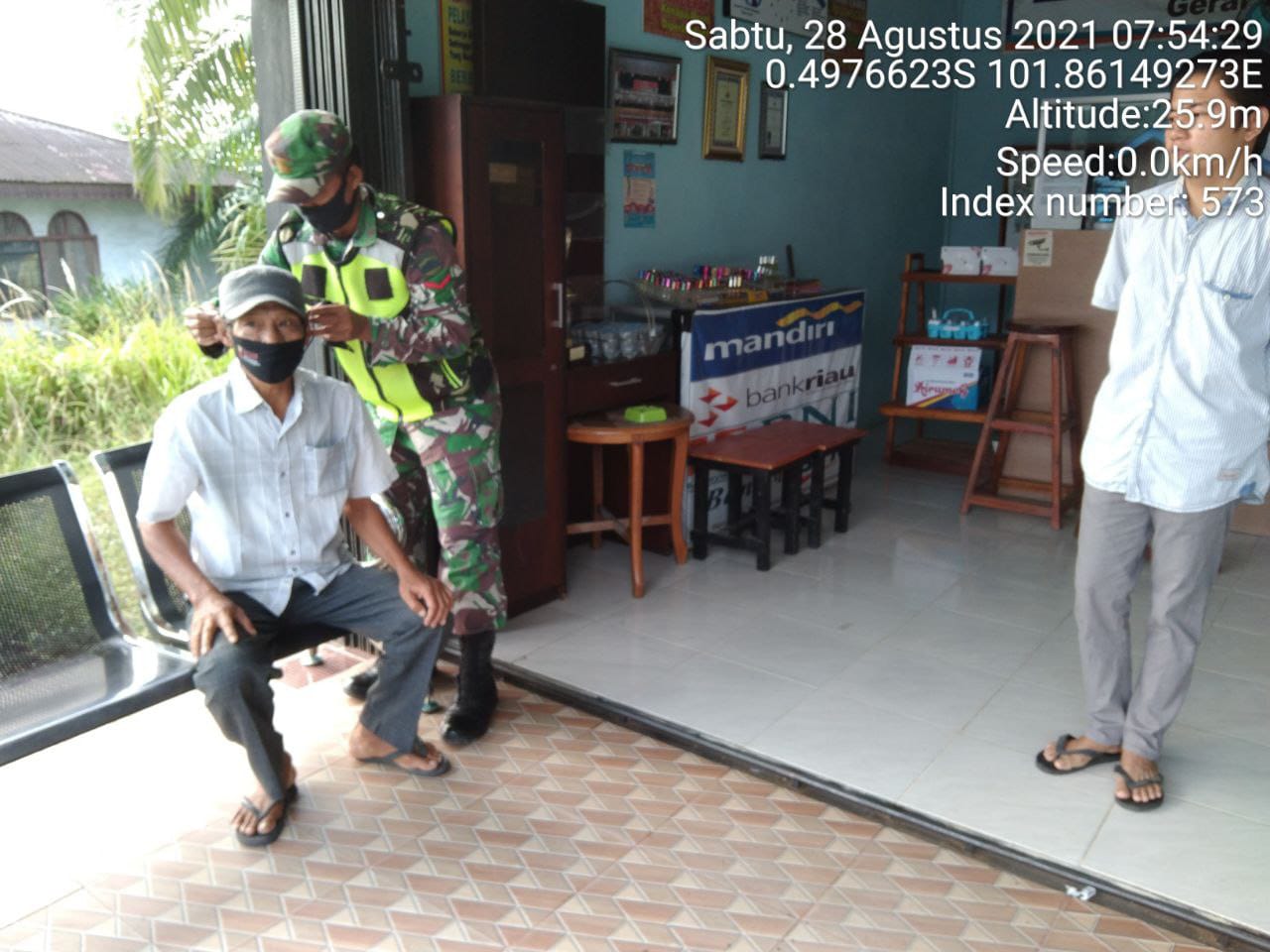 Kopda Junedi Babinsa Koramil 06/ Cerenti Kodim 0302/ Inhu Bagikan Masker Gratis Kepada Warga Desa Pulau Sipan Kecamatan Inuman