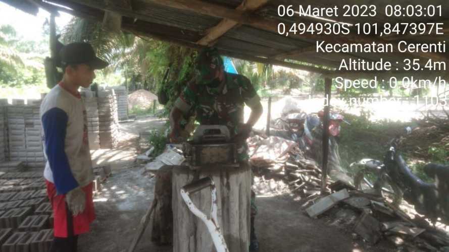 Kedekatan Dengan Rakyat Babinsa Koramil 06/Cerenti Kodim 0302/Inhu Bantu Buat Batako di Desa Kampung Baru Timur 