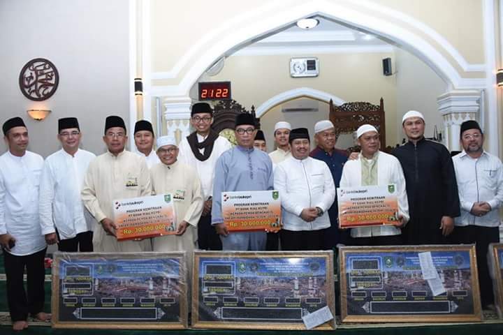 Amril Mukminin Serahkan Bantuan 126 Penerima Dari Dana K3S - CSR Bank Riau Kepri