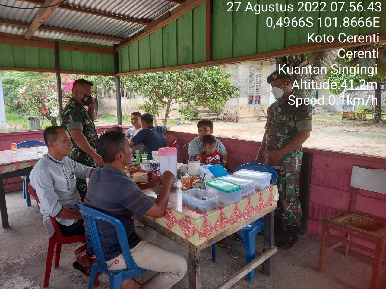 Anggota Koramil 06/Cerenti Kodim 0302/Inhu Patroli Di Desa Binaan, Babinsa Koramil 06/Cerenti Ingatkan Warga Tetap Patuhi Prokes Covid-19