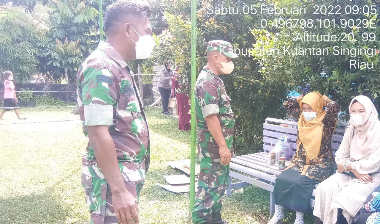 Serda Abdul Wahab Babinsa Koramil 06/Cerenti Kodim 0302/Inhu Berikan Sosialisasi Serta Himbauan Kepada Warga Agar Patuhi Prokes CoviD-19