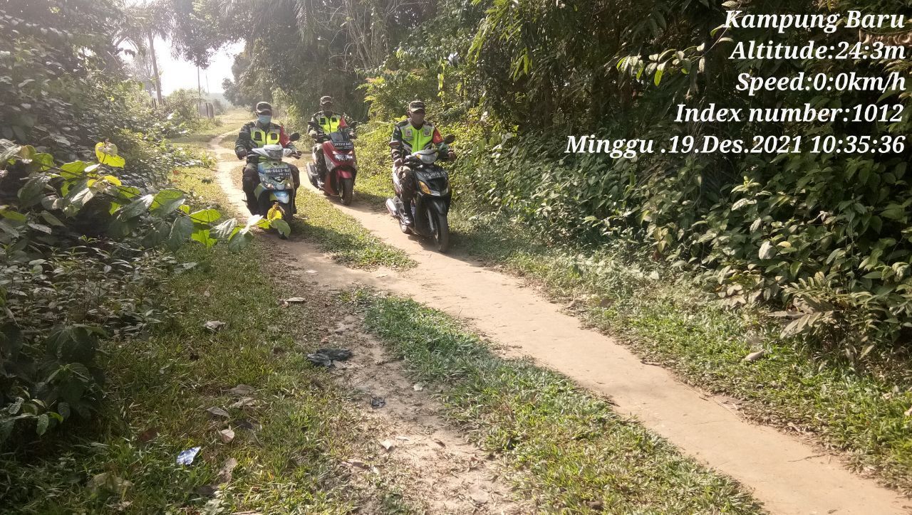 Serda Abdul Wahab Babinsa Koramil 06/Cerenti Kodim 0302/Inhu Bersama  Masyarakat Seberang Pulau Busuk Patroli Karhutla