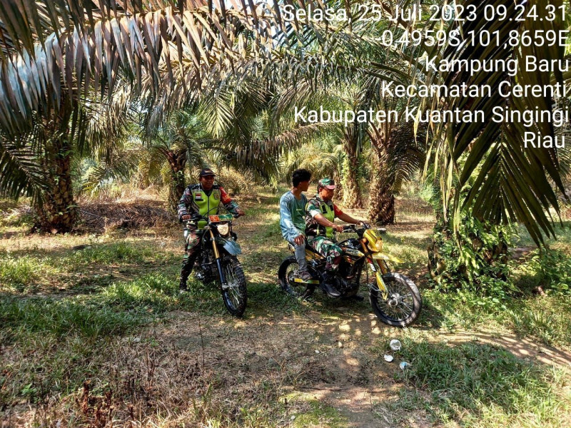 Antisipasi Karhutlah di Desa Kampung Baru Kecamatan Cerenti Sertu Firman Dan Kopda Mohamad Soleh Babinsa Koramil 06/Cerenti Kodim 0302/Inhu Laksanakan Patroli Dan Sosialisasi Untuk Antisipasi Karhutlah