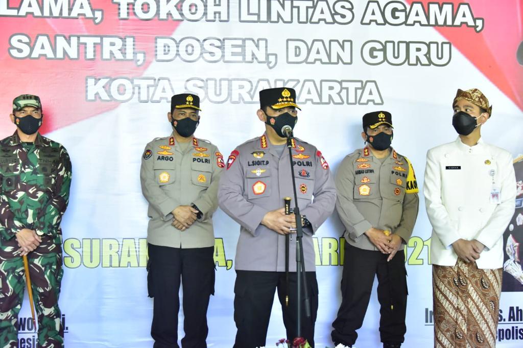 Bersama Wali Kota Solo, Kapolri Tinjau Vaksinasi  Dosen dan Pemuka Lintas Agama