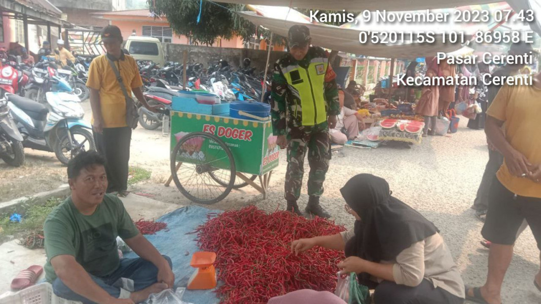 Di Pasar Cerenti, Serda Jama Anur, Anggota Babinsa Koramil 06/Cerenti Kodim 0302/Inhu  Pantau Harga Sembako