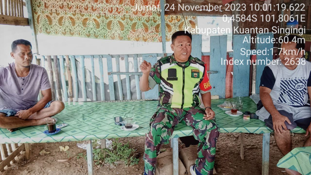 Serka Heriyus Saputera, Anggota Babinsa Koramil 06 /Cerenti Kodim 0302/Inhu  Komsos Dengan Masyarakat Desa Binaan