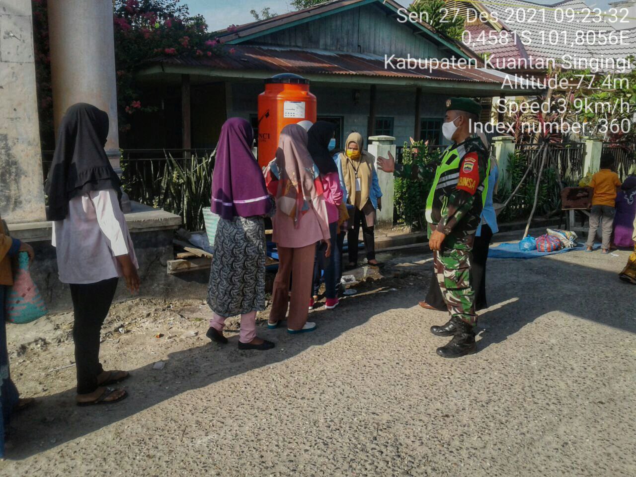 Cegah Penyebaran Covid-19, Babinsa Koramil 06/Cerenti Kodim 0302/Inhu Mengajak Masyarakat Untuk Sering Mencuci Tangan
