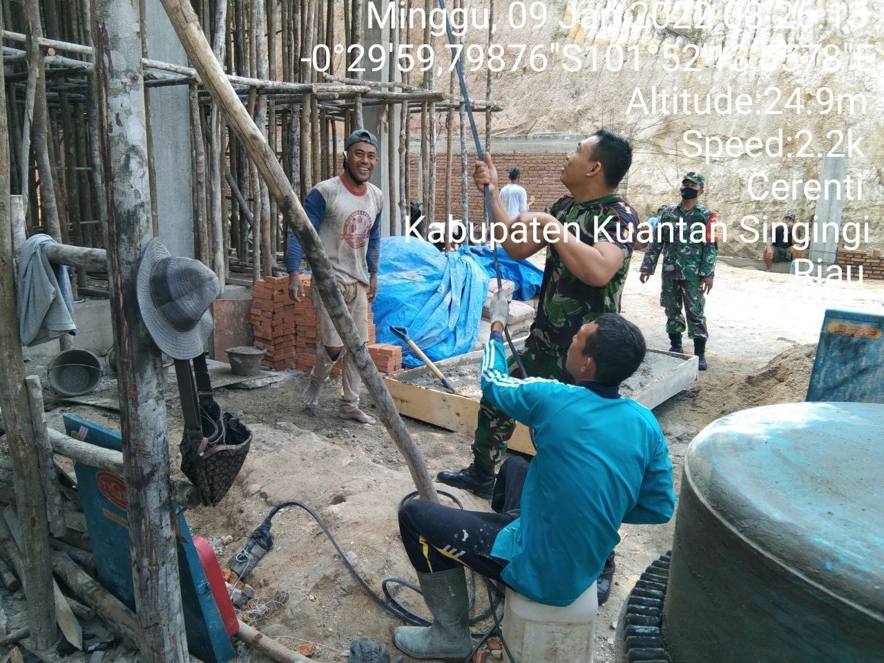 Babinsa Koramil 06/ Cerenti Kodim 0302/Inhu Gotong Royong Bersama Warga Untuk Membangun Masjid