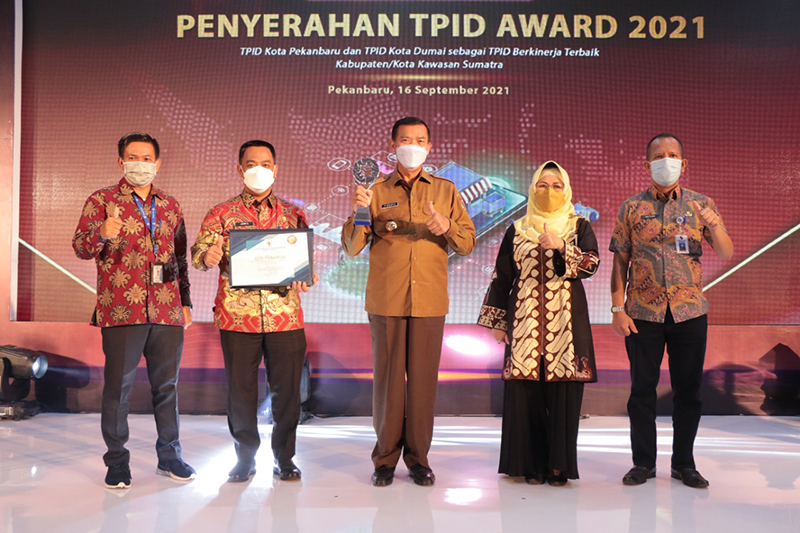 Wali Kota Pekanbaru Terima Piala TPID Award 2021 dari Petinggi Bank Indonesia