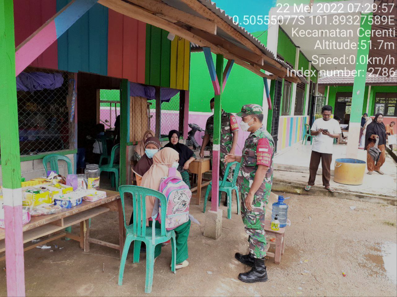 Babinsa Koramil 06/Cerenti Kodim 0302/Inhu, Sertu Efison dan Serda Samrin  Berikan Sosialisasi Serta Himbauan Kepada Warga Agar Patuhi Prokes Covid-19